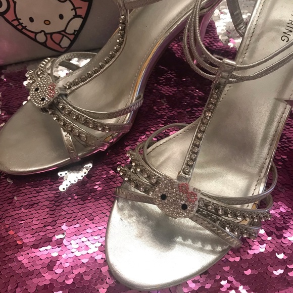 Adorable vintage y2k hello kitty crystal shoes 💖bracelet and earrings set✨🦄 - Picture 4 of 11